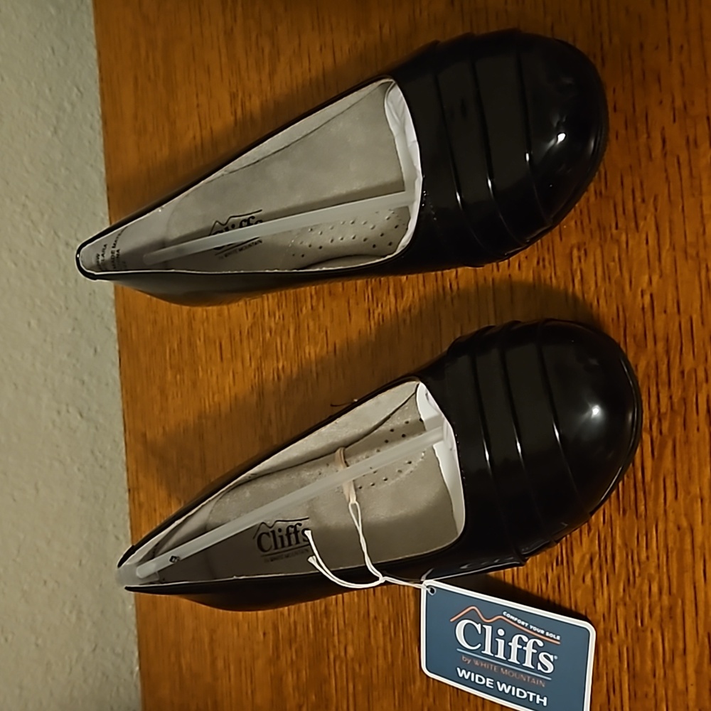 Cliffs size 8.5 WIDE Patent flat